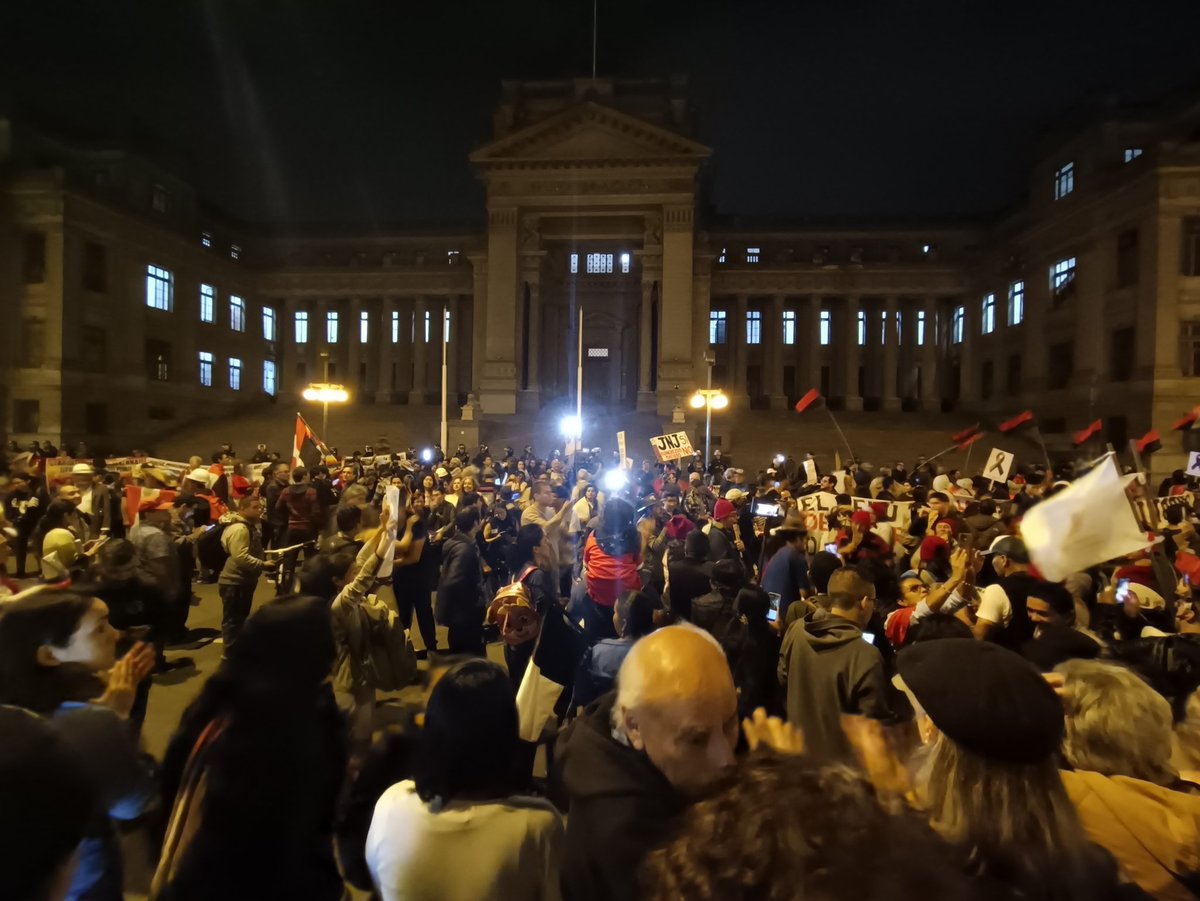 Finalmente la movilización de hoy nos deja está postal. Un pueblo movilizado frente a un aparatoso, frío e inservible edificio donde los familiares de quienes hoy marchan deberían encontrar justicia