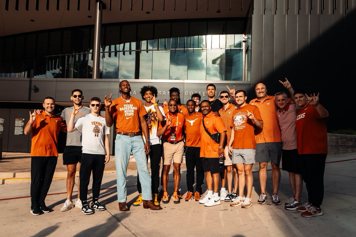 Great having former Longhorn & current @pacers star @Original_Turner back on campus to spend time with our guys🤘🏾 #HookEm