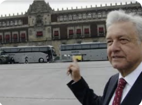 ryo_hermoso's tweet photo. Ya me cayo gordo que el anciasno se haya adueñado de NUESTRO XOCALO, DE NUESTRO PALACIO NACIONAL.🤬

En la primera imagen vemos un antes de Palacio Nacional y después del vgt. 

Y luego cómo está actualmente, todo cercado. 😤

Díganme soy yo o también a ustedes les molesta que se sienta dueño de México ? 🇲🇽👇🙋‍♀️