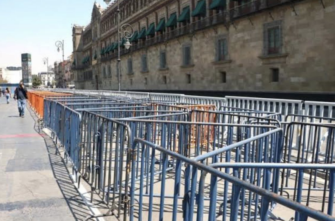 ryo_hermoso's tweet photo. Ya me cayo gordo que el anciasno se haya adueñado de NUESTRO XOCALO, DE NUESTRO PALACIO NACIONAL.🤬

En la primera imagen vemos un antes de Palacio Nacional y después del vgt. 

Y luego cómo está actualmente, todo cercado. 😤

Díganme soy yo o también a ustedes les molesta que se sienta dueño de México ? 🇲🇽👇🙋‍♀️