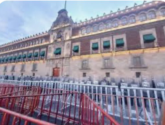 ryo_hermoso's tweet photo. Ya me cayo gordo que el anciasno se haya adueñado de NUESTRO XOCALO, DE NUESTRO PALACIO NACIONAL.🤬

En la primera imagen vemos un antes de Palacio Nacional y después del vgt. 

Y luego cómo está actualmente, todo cercado. 😤

Díganme soy yo o también a ustedes les molesta que se sienta dueño de México ? 🇲🇽👇🙋‍♀️