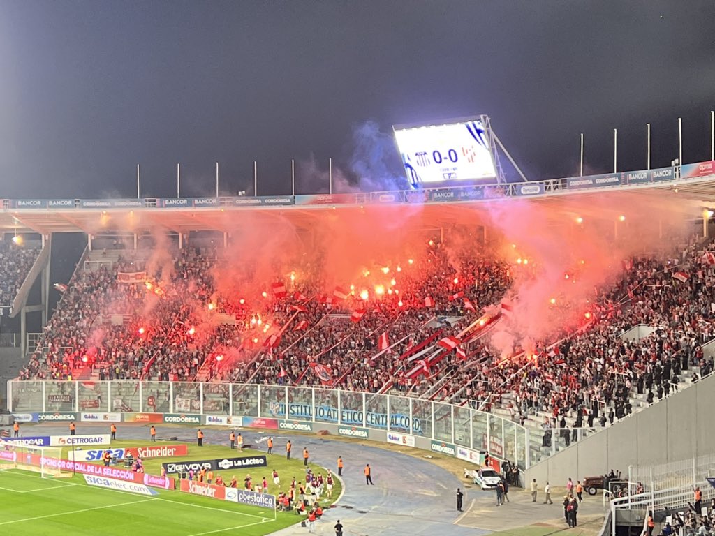 fedejelic's tweet photo. Minuto 19 y la barra de #Instituto despliega su fiesta pero con bengalas en toda la tribuna... https://t.co/4o1VPh0L6b