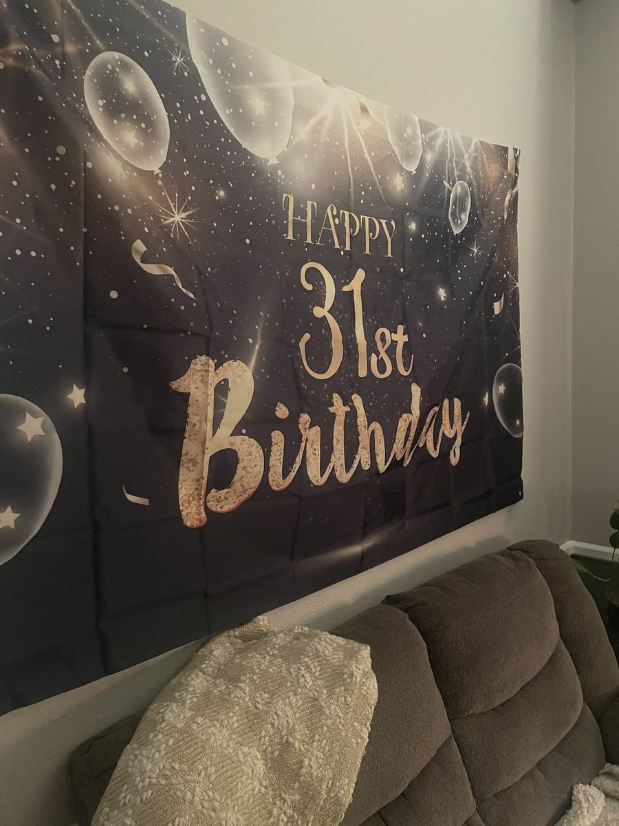 Happy Birthday <a href="/AshlyyD/">Ashhpeaa🌻🇨🇦</a> I love youuuuuu 🎈❤️