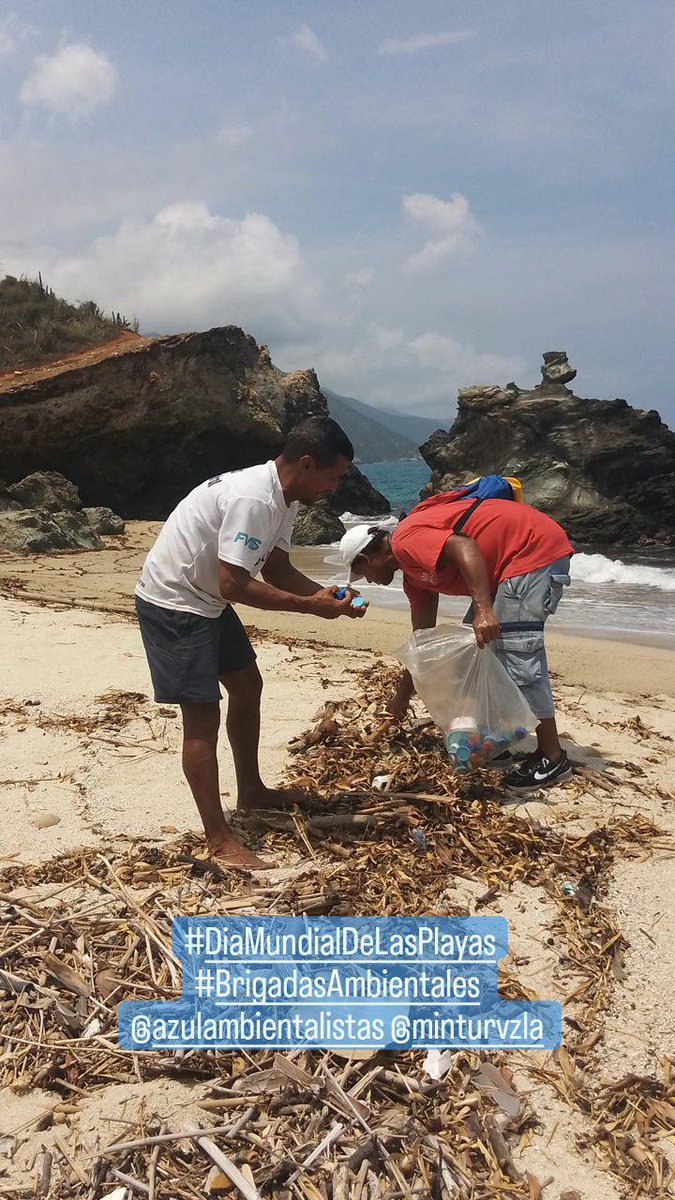 fundacionazul's tweet photo. Celebramos el #DiaMundialDeLasPlayas en Playa #Tipire compartimos esta actividad con las #BrigadasAmbientales @azulambientalistas @minturvzla @recicladoramyven voluntarios del @partidoverdeven y del pueblo de #Choroní #SinContaminaciónPorPlásticos https://t.co/gVYYPOLkab