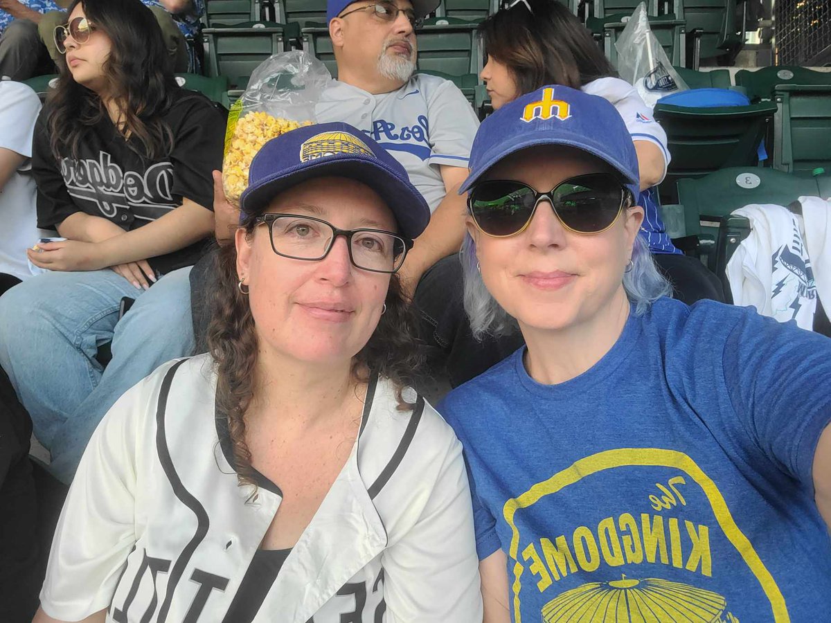 lisadang3r's tweet image. Besties in béisbol! #seausrise #SEAvsLAD #whereiroot