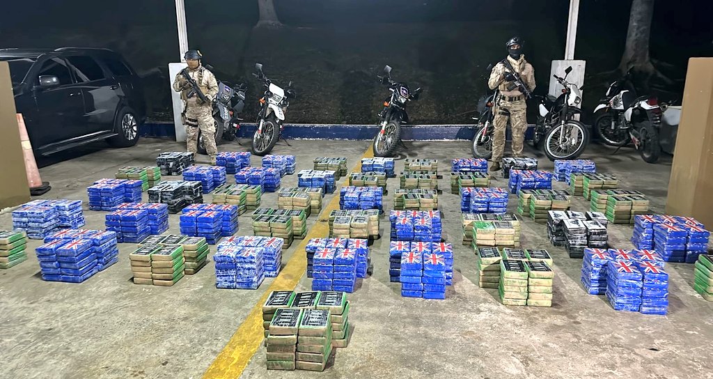 aeronavalpanama's tweet photo. En coordinación con la Fiscalía de Drogas de Colón y Guna Yala, se contabiliza un total de 46 sacos contentivos con 1,150 paquetes de presunta sustancia ilícita.

En este 2023 a la fecha, se han ejecutado 96 operaciones, logrando decomisar 47,783 paquetes de sustancias ilícitas. https://t.co/RVww6XEY8K