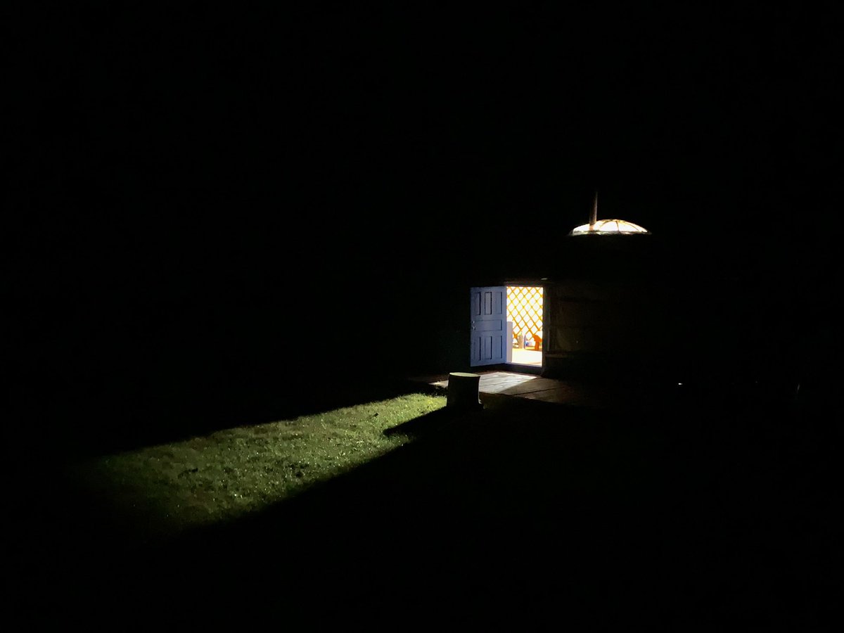 Замын хүн манай гэрт зочилохдоо "ямар атаархмаар амьдарч байна вэ" гэв. Харин би байгалийн сайхныг сэлгэн нүүж, сэтгэл сэргээх шинэ эхлэлээр дүүрэн амьдардаг дөрвөн улирлын минимал сууцтай монгол малчдад атаархдаг аа. #ХөдөөнийХүүхэн