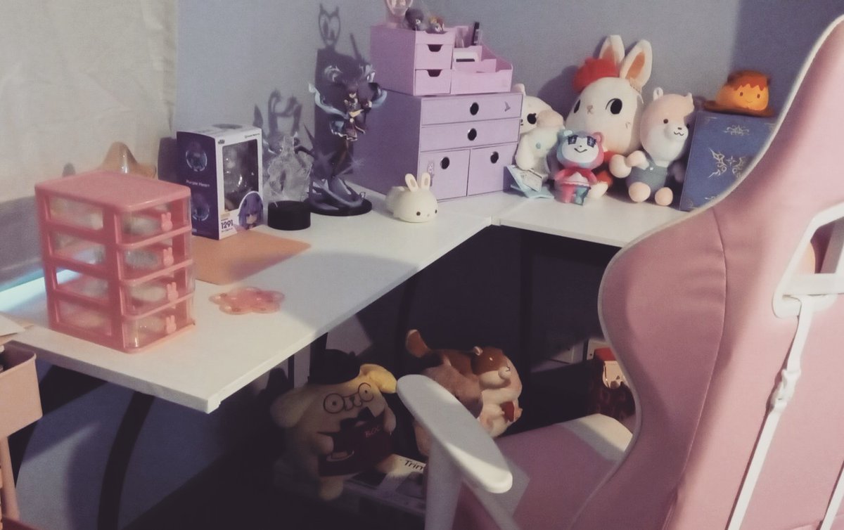 MinnieMissCraft's tweet image. I can't sleep so I thought I'd share my art studio progress. I really need some shelves haha.

#artstudio #studio #office #homeoffice #ArtistOnTwitter #kawaii #cute #workspace #pink