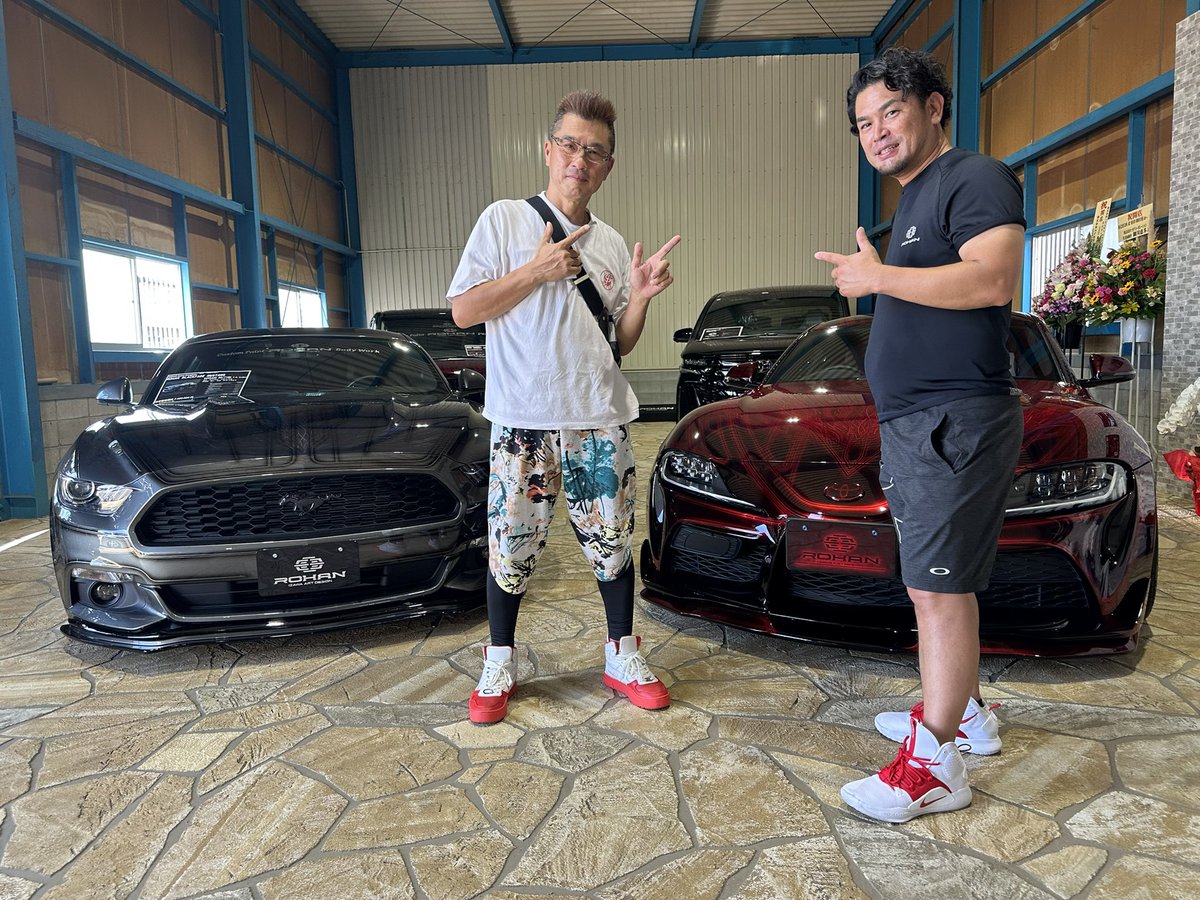 ShoPro5110's tweet photo. ROHAN130店オープン🎉

ショールームが奈良県にオープンなのでおじゃまパジャマ🤭

「世界の井澤」氏、
カスタムペイントの巨匠と密談
違うかぁ〜😆

現車のペイントに翔撃やね！

拘りのカスタムペイントで、
楽しいことを愉しむ♪
わっ翔っい(^^)
#ROHAN
#カスタムペイント
#翔プロデュース https://t.co/mdBxws4km2
