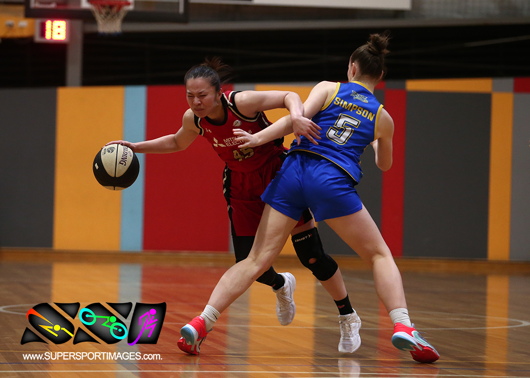 SSportImages's tweet photo. Two nations women's national league representatives came together for a pre season hitout at the Hangar last night. @BendigoSpirit
v @koalas_1956 https://t.co/Ts33U0bHn8