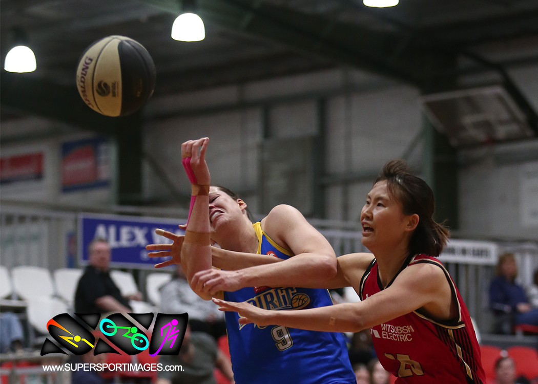 SSportImages's tweet photo. Two nations women's national league representatives came together for a pre season hitout at the Hangar last night. @BendigoSpirit
v @koalas_1956 https://t.co/Ts33U0bHn8