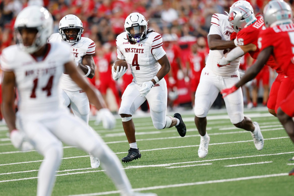 A Block Moving Co. doing their job.😤

Seven straight Aggie rushes equal 55 Aggie rushing yards. Aggie ball on the Lobo 24 yard line with 2:16 remaining in the third quarter.

#AggieUp x #HHLP