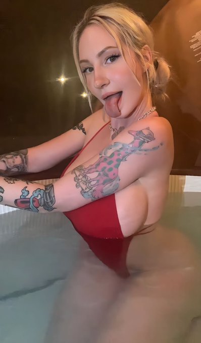 What happens in the hot tub stays in the hot tub 😈 https://t.co/67tAo4xIfu
