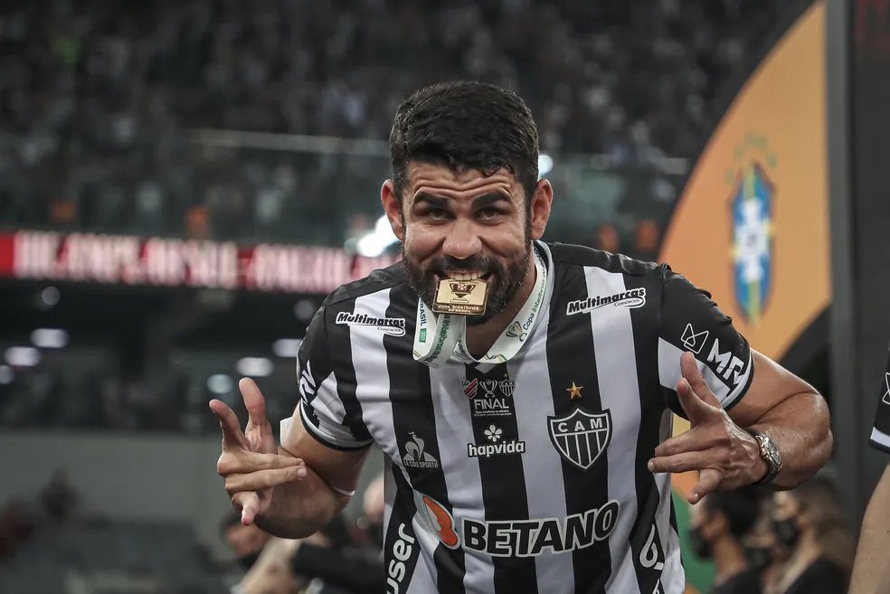 Falagalo13's tweet photo. "O torcedor atleticano me tratou com muito carinho enquanto eu estive aqui. Pow, a torcida do Galo é impressionante, é A MAIOR DE MINAS e todo mundo sabe disso. Zero mágoa, como vou ter mágoa de um lugar onde fui campeão?"

Diego Costa à Itatiaia

#Falagalo https://t.co/5t0qA14wUr