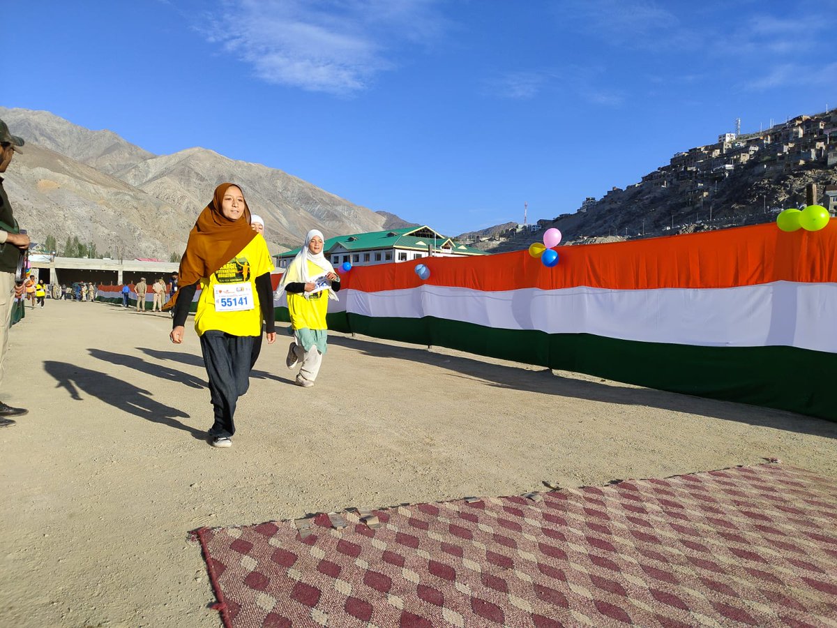 DIPR_Kargil's tweet photo. #KargilInternationalMarathon
Runners of 10 km category move towards the finish line at Khree Sultan Choo Sports Stadium in Biamathang, Kargil.
#Runforhunderman
#Kargil #Ladakh https://t.co/HnJknr6KiS