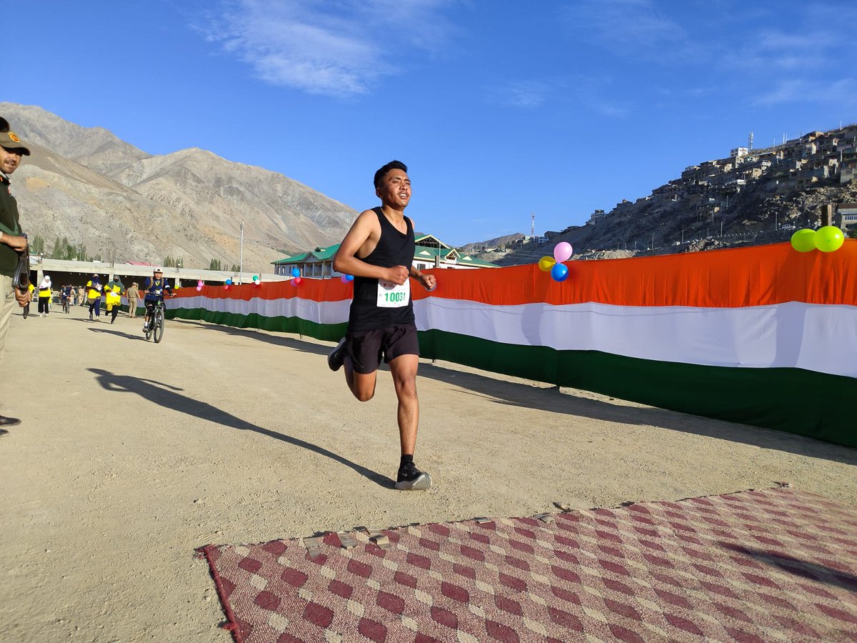 DIPR_Kargil's tweet photo. #KargilInternationalMarathon
Runners of 10 km category move towards the finish line at Khree Sultan Choo Sports Stadium in Biamathang, Kargil.
#Runforhunderman
#Kargil #Ladakh https://t.co/HnJknr6KiS