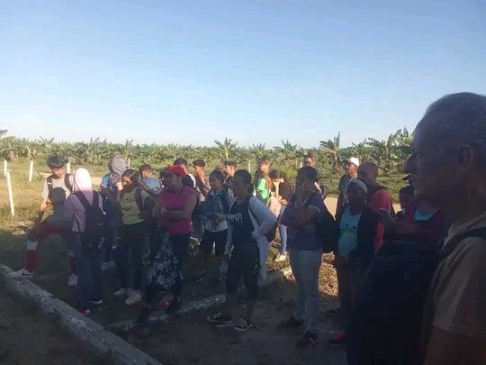 Jóvenes miembros de la UJC y FEEM del territorio participaron este sábado junto a trabajadores del sindicato de la educación en trabajo productivo apoyando la producción de alimentos.
#UnaMejorJuventud #CreaTuFelicidad #FEEMdeCuba #Cuba