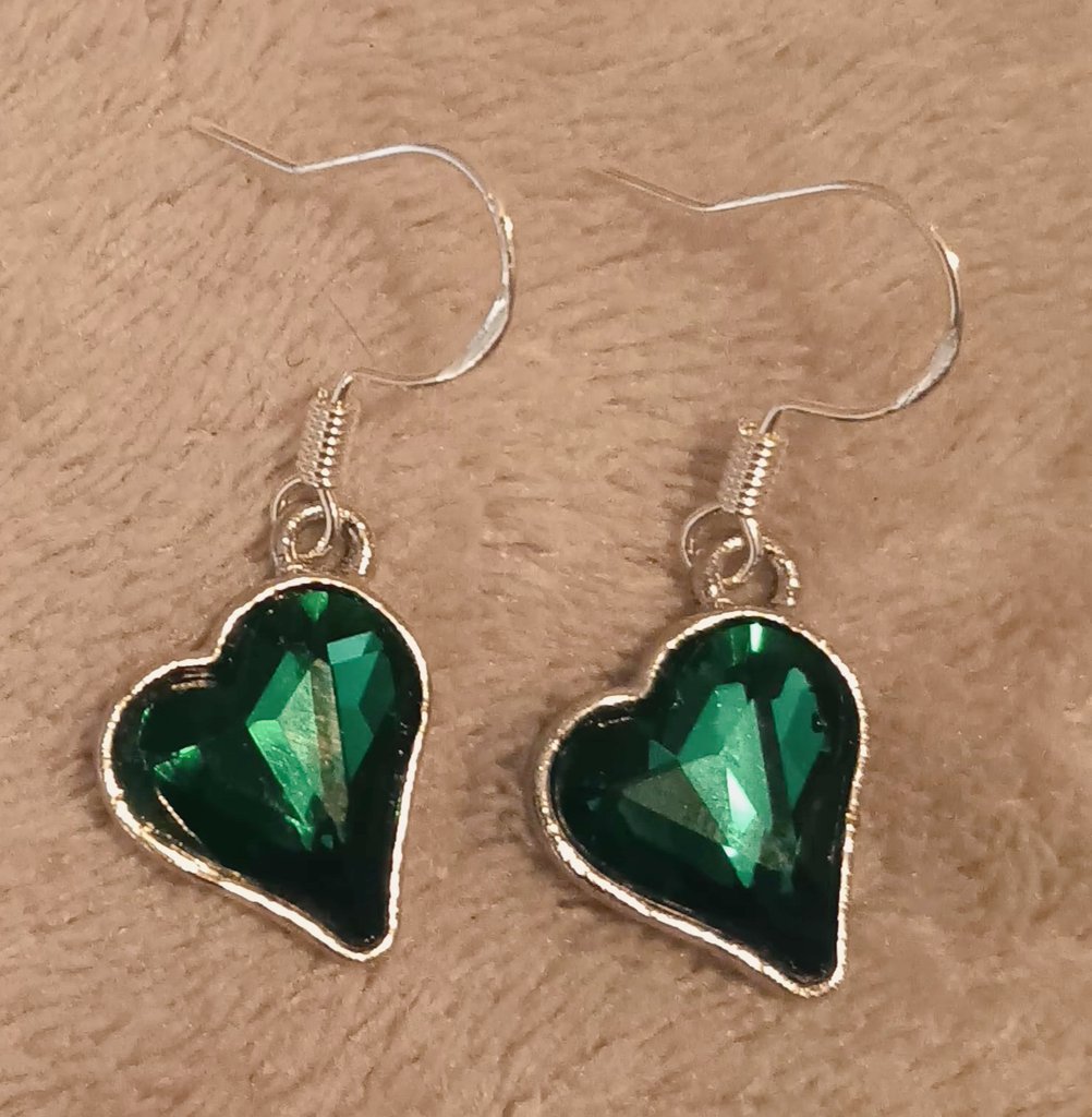 LauraPaparazzi's tweet photo. These beautiful emerald and silver heart dangle earrings will make any outfit pop #laurarockspaparazzi https://t.co/CCoRiPNbJ7