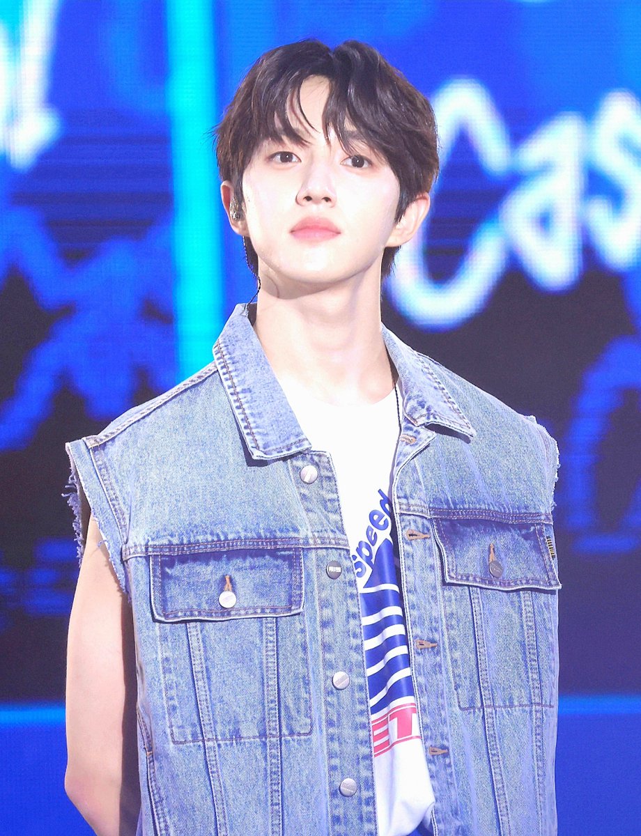 _JAEBB_'s tweet photo. 같은 사진 다른 느낌.. 전 개인적으로 첫번째 사진이 아련아련해서 좋아하는데 두번째 사진이 더 뚜렷하게 보이긴 하네.. 여튼 재현이는 예쁜데다 잘생겼다는 말입니다❣️ #봉재현 https://t.co/bhrFXJcHGT