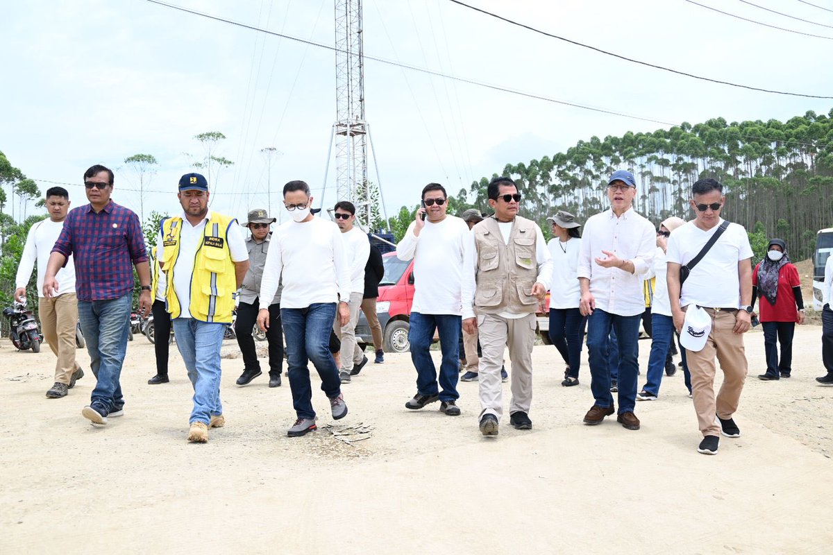 DPR_RI's tweet photo. Sekretariat Jenderal (Setjen) DPR RI yang dipimpin Sekretaris Jenderal DPR RI Indra Iskandar bersama Deputi, Kepala Biro, dan Kepala Bagian di lingkungan Setjen DPR RI meninjau lokasi proyek pembangunan Ibu Kota Nusantara (IKN), Sabtu, (16/9/23). #SetjenDPR https://t.co/LUhkYfVn63