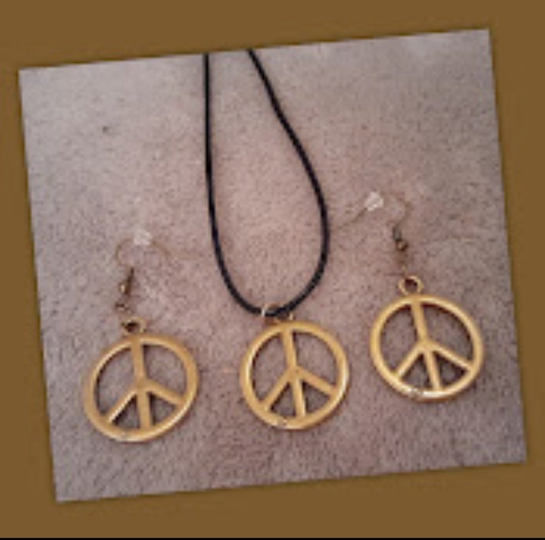 LauraPaparazzi's tweet photo. Peace is what everyone needs. This set is on sale $10 @cashapp $10 $laurarocks1975 inbox address, I'll ship Monday morning #laurarocksjewelry https://t.co/9a9F37WGAg