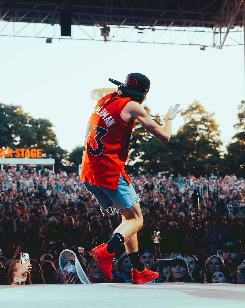 scottfrazier21's tweet photo. Bud Stage night 2 was SPECIAL๐๐
Y'all were so loud I had tears in my eyes, I can't put into words how grateful Bailey is of this life... thank y'all so much๐
#Toronto #torontonight2 #BZ #Bailey #uniquemanager #countrymusic #Baileymanager https://t.co/DvR87U4Fkw