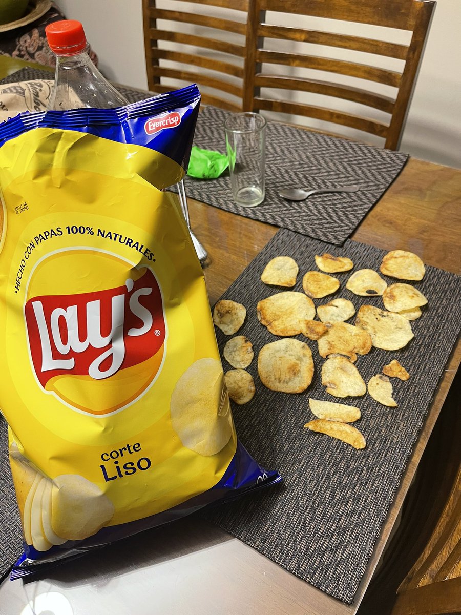 superorca80's tweet photo. Amigos de @LaysChile compre un paquete de papas fritas y todas quemadas he visto muchos reclamos de este tipo por aca y no veo ninguna solucion siguen saliendo quemadas https://t.co/qDMhsnehxf