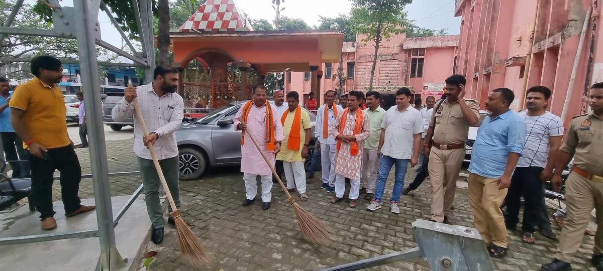 Raghvendra171's tweet photo. #आयुष्मान_भवः

आज भारत के यशश्वी प्रधानमंत्री मा.श्री नरेन्द्र मोदी जी के #जन्मदिन के शुभ अवसर पर  समुदायिक स्वास्थय केंद्र बेवा (बजरंगी चौक) पर #साप्ताहिक_स्वास्थ्य_मेला का शुभारंभ कर परीसर की #साफ़_सफ़ाई भी किया।
@narendramodi जी https://t.co/nQPcMUaxD9