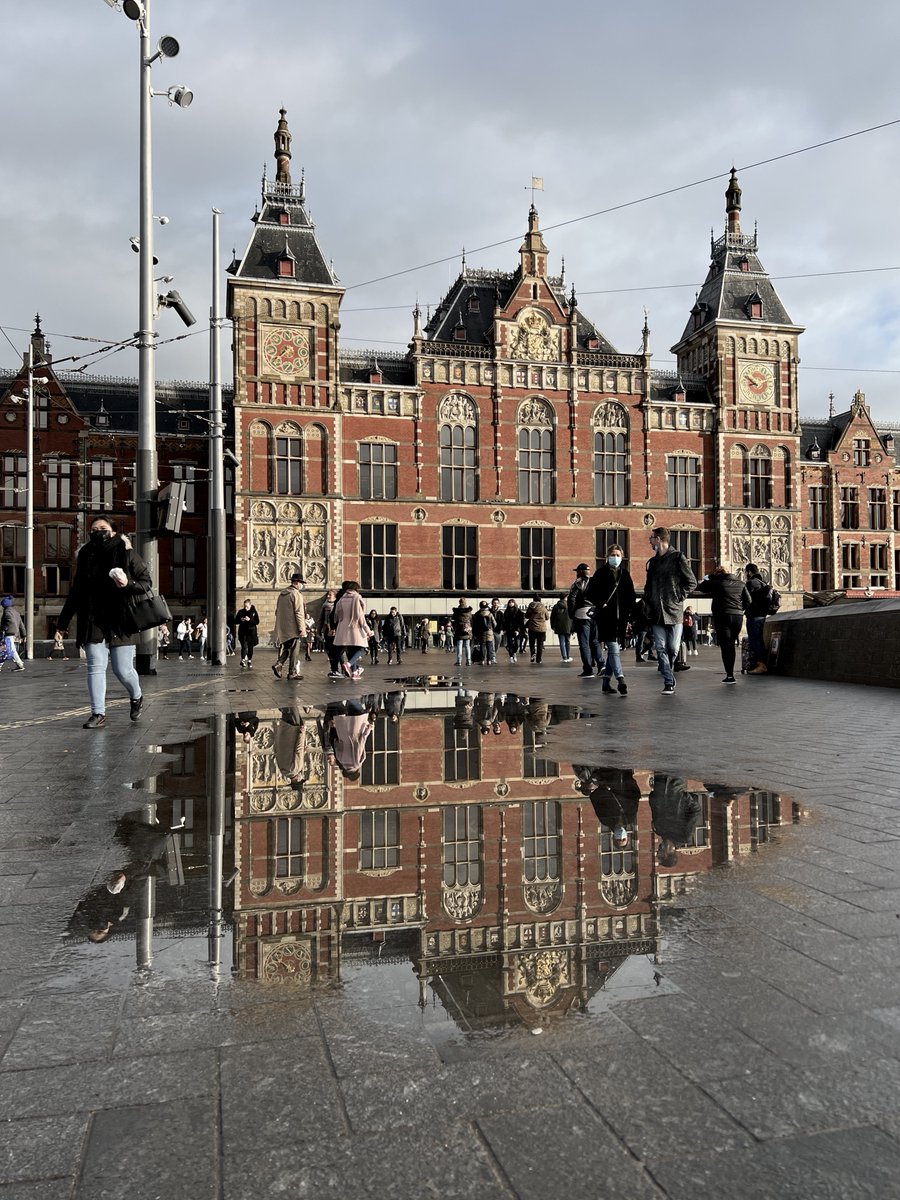littlewalkfame's tweet photo. Trouver des reflets dans une flaque, une vitrine, des lunettes et composer son image en jouant avec, voici une idée créative pour tes photos qu’on peut facilement appliquer.
#shotoniphone #shotonsmartphone #iphonephotography #iphotography #amsterdam #mobilefilm #mobilefilmmaker https://t.co/dxh0R89Z71