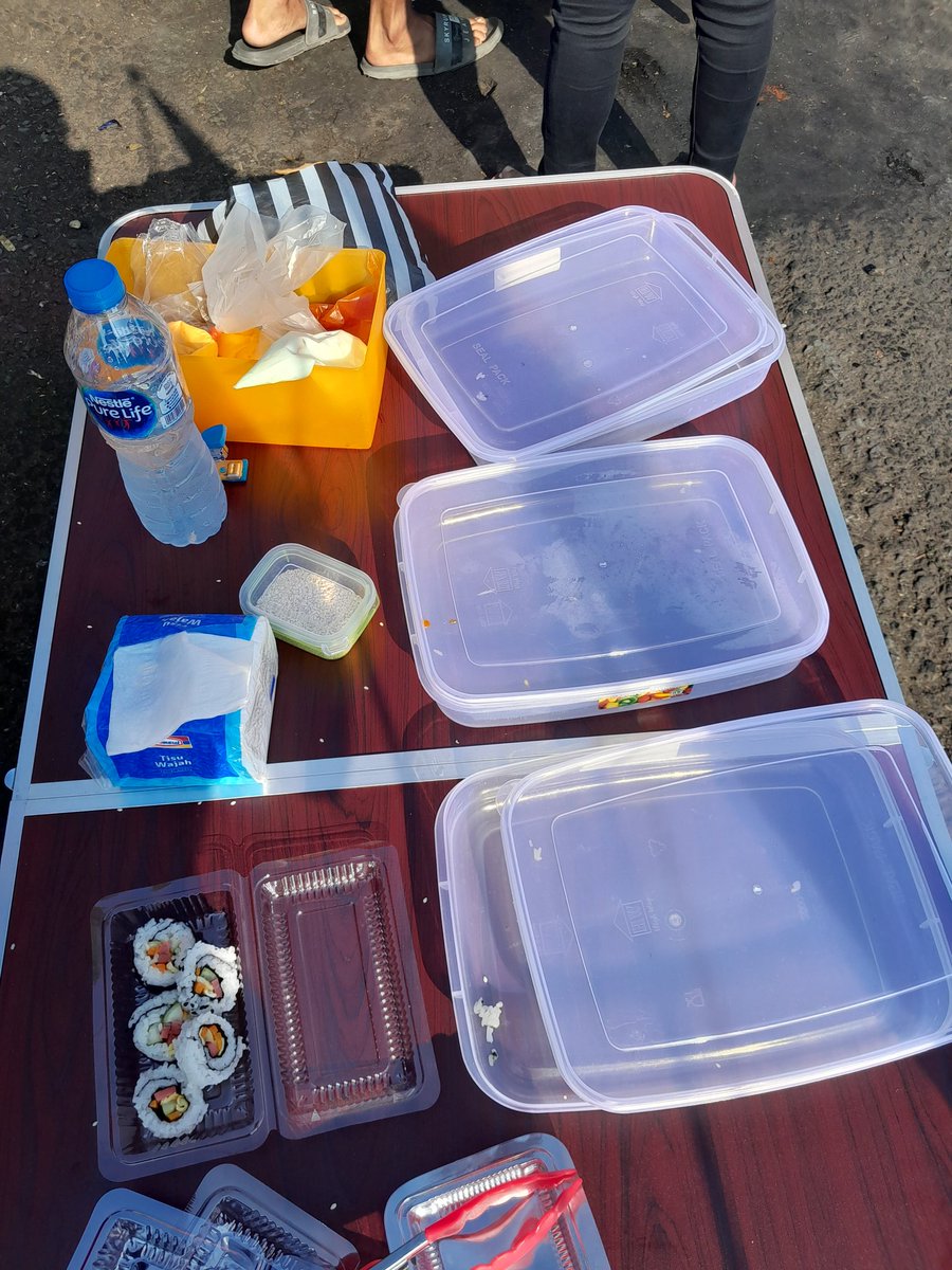 Jam 06.18                 Jam 07.38

Alhamdulillah jualan hari ini laku cepet. 😭💙💙
Perdana bgt gelar lapak, awalnya grogi dan takut, tp coba aja deh, rejeki udh ada yg ngatur😊 dan... alhamdulillah ya Allah...