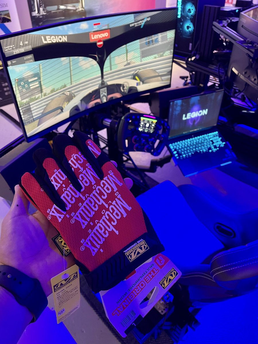 YHY35's tweet photo. LenovoとZenkaiRacingの体験を渋谷でしてきたよ

鈴鹿サーキット擬似体験できたよ
再現度すごっ！

Mechanixの素敵なグローブもゲットしました！

@Mechanix_JP #LEGION #ZenkaiRacing https://t.co/FBUR7O30qI
