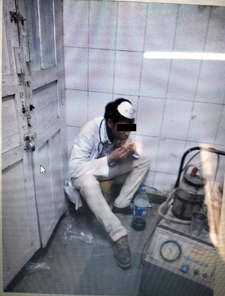 Indian__doctor's tweet photo. "Lunch in residency"

He is a first year surgery resident. Eating whatever he got during emergency duty of 48 hours.
Now, 
you can imagine the work load, toxicity and work culture.

Cant he deserve little Respect ,Love from Seniors &amp; General people ?
#MedTwitter https://t.co/3xbnNhfEHt