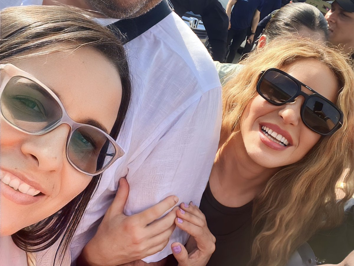 Fdiazos's tweet photo. Hoy no me cambio por nadie. Es una de la experiencias más maravillosas que me ha permitido vivir mi profesión. 
Sencilla y con una energía hermosísima. Los premios y reconocimientos se quedan cortos. Como periodista he cumplido un sueño. Y como fan, también. Eres enorme, Shakira. https://t.co/MUxmytHTN5