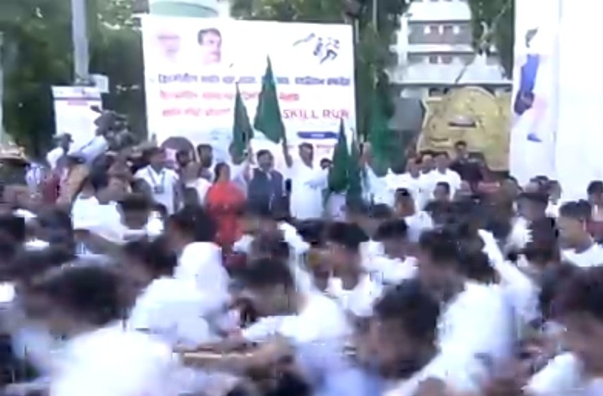 LokmatTimes_ngp's tweet photo. #Maharashtra #DeputyCM @Dev_Fadnavis flags off #PMSkillRun in #Nagpur, on the occasion of #PM #NarendraModi's birthday.
#ModiBirthday
#NarendraModi
#ModiHaiToMumkinHai
#HappyBirthdayPM
@PMOIndia_RC
@PMOIndia
@BJP4India
@mieknathshinde
@CMOMaharashtra
@JPNadda
@AmitShah https://t.co/22AOnem6hx