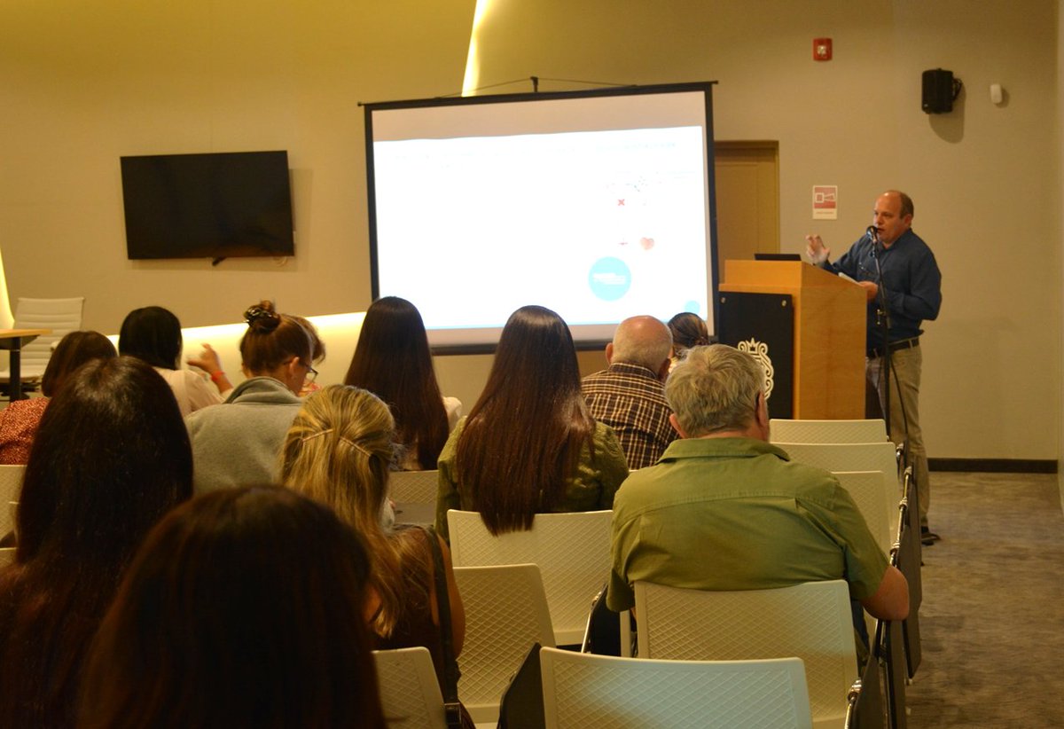 CIGBCuba's tweet photo. La segunda jornada del evento científico internacional #Cancer2023 inició con la presentación de los proyectos de investigación en la rama de la #Oncología del @CIGBCuba, a cargo del Dr. Yassel Ramos, vicedirector de nuestra institución. https://t.co/xKy9KKNbco