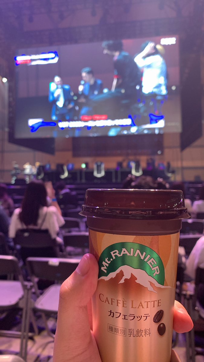 Mid0326's tweet photo. ステージ近くてうれしい https://t.co/lh3ab537mg