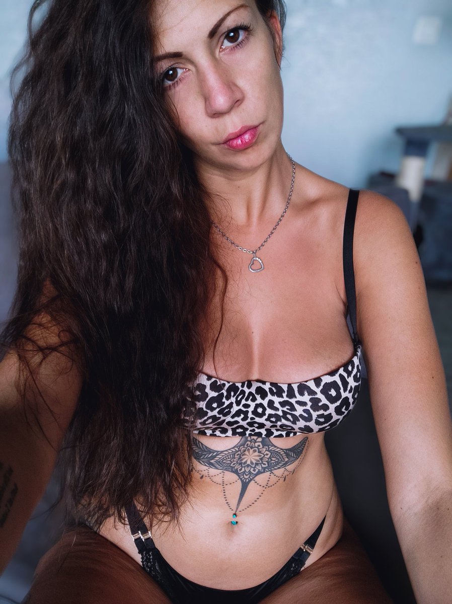 Hey twitter ? 

Je suis en retard pour #vendrediseins 😜 ?

C'est normal jr suis toujours en retard.
Un petit RT ? Ça fait toujours plaisir 😜

#nude #sexy #boobs #seins #samedimatin #girl #WomanLifeFreedom #woman #underwear #model #body