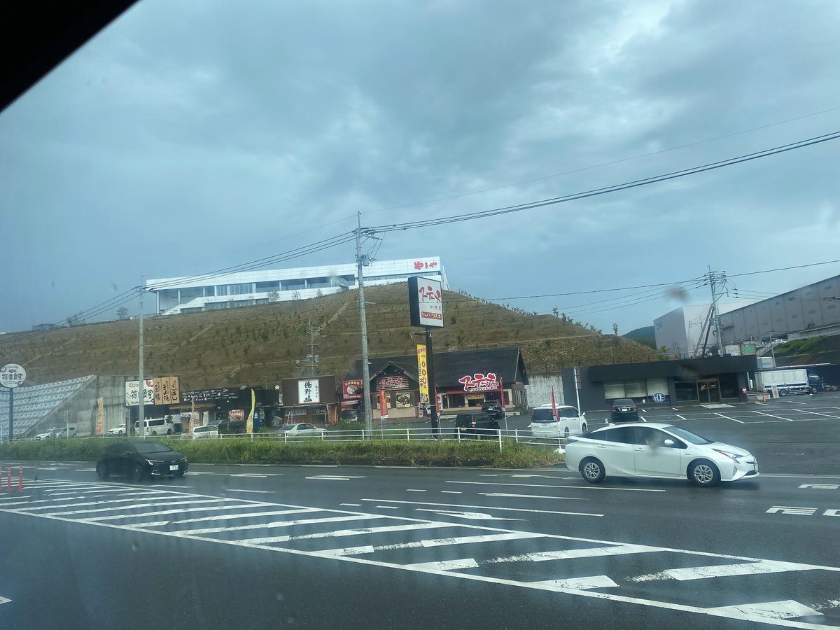 naoyan_bk's tweet photo. 渋滞でバスが到着時間36分遅れと申し訳なさそうにアナウンス。
全然良いですよ。貴方のせいでは無いですし日曜日ですし。
頭の中はTHE BLUE HEARTSの青空が流れてますし。

運転手さんそのバスに僕も乗ってけくれないか　行き先なら　どこでもいい
#西鉄バス #THEBLUEHEART ＃ブルーハーツ https://t.co/CxHbuVSAG9