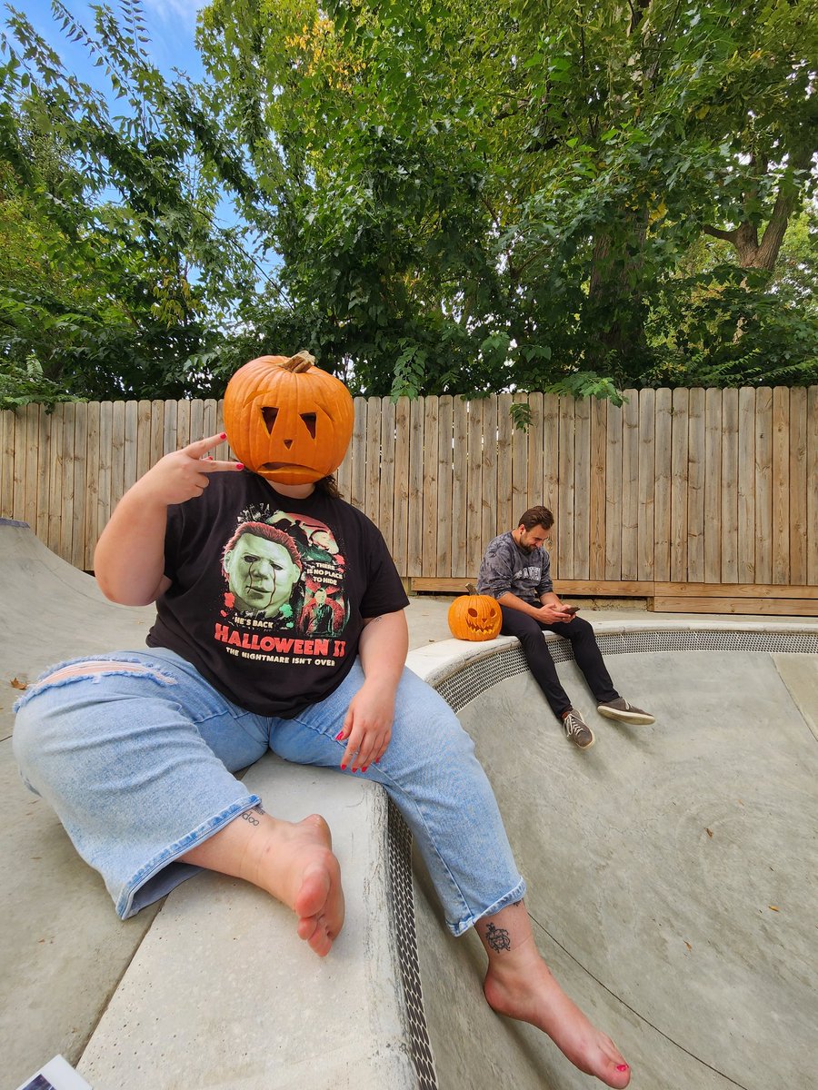 RebeccaCain97's tweet photo. Still not october.... https://t.co/5sDkdUc06v