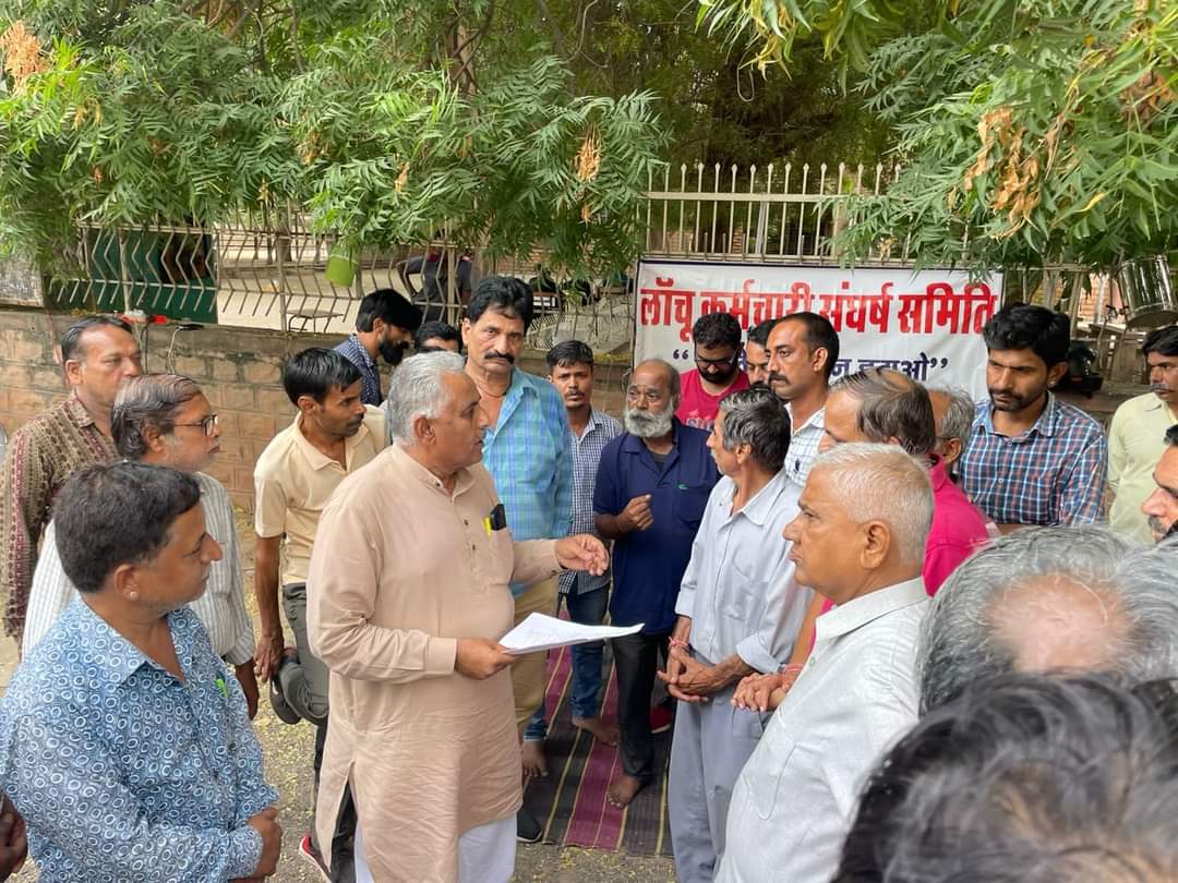 aiyub_prof's tweet photo. ज्ञापन से @lachoocollege के कर्मचारियों ने अवगत कराया कि काॅलेज प्रशासन ने बिना ठोस कारण के कॉलेज की आधारशीला से जुड़े कर्मचारियों को सात माह से आधी सैलरी व अब सेवाएं समाप्त करने का निर्मम निर्णय लिया..मै आपकी पीड़ा से Hcm @ashokgehlot51 जी को अवगत कराऊगा
@RajCMO @RajGovOfficial https://t.co/ZsLcxRpYh3