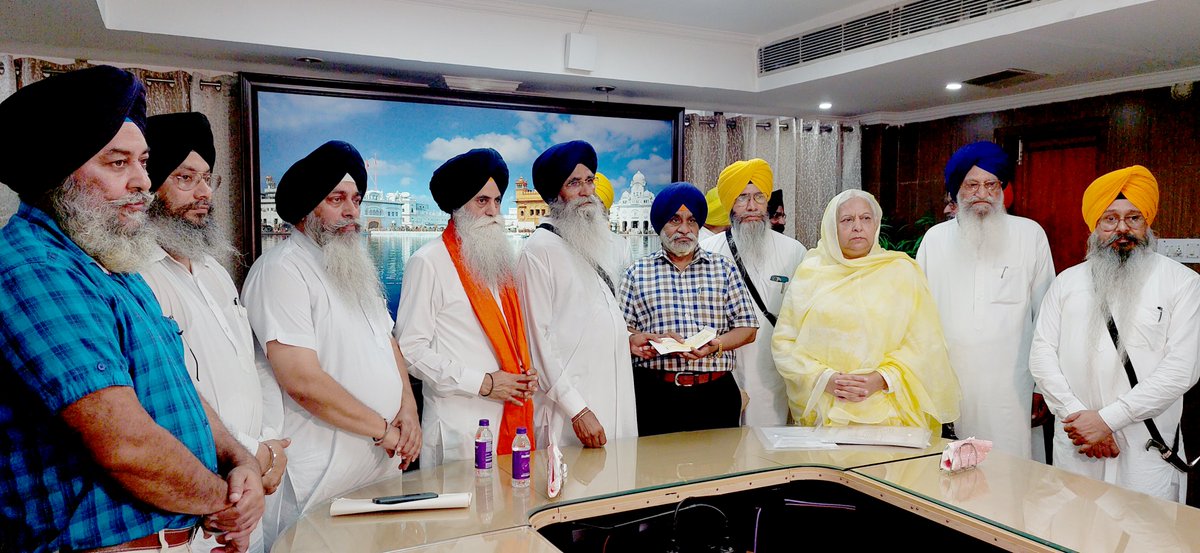 SGPCAmritsar's tweet photo. -ਸ਼੍ਰੋਮਣੀ ਕਮੇਟੀ ਨੇ ਸ਼ਹੀਦ ਭਾਈ ਕੇਹਰ ਸਿੰਘ ਦੇ ਪਰਿਵਾਰ ਨੂੰ 3 ਲੱਖ ਰੁਪਏ ਦੀ ਦਿੱਤੀ ਸਹਾਇਤਾ
ਅੰਮ੍ਰਿਤਸਰ-
ਜੂਨ 1984 ’ਚ ਸੱਚਖੰਡ ਸ੍ਰੀ ਹਰਿਮੰਦਰ ਸਾਹਿਬ ਅਤੇ ਸ੍ਰੀ ਅਕਾਲ ਤਖ਼ਤ ਸਾਹਿਬ ਉੱਤੇ ਭਾਰਤ ਦੀ ਤਤਕਾਲੀ ਕਾਂਗਰਸ ਸਰਕਾਰ ਵੱਲੋਂ ਕਰਵਾਏ ਗਏ ਫ਼ੌਜੀ ਹਮਲੇ ਦਾ ਬਦਲਾ ਲੈਣ ਵਾਲੇ ਸਿੱਖ ਯੋਧੇ ਸ਼ਹੀਦ ਭਾਈ ਕੇਹਰ ਸਿੰਘ ਦੇ ਪਰਿਵਾਰ ਨੂੰ ਸ਼੍ਰੋਮਣੀ ਕਮੇਟੀ ਵੱਲੋਂ 3 ਲੱਖ ਰੁਪਏ ਦੀ ਸਹਾਇਤਾ ਦਿੱਤੀ ਗਈ ਹੈ। ਸ਼੍ਰੋਮਣੀ ਕਮੇਟੀ ਦੇ ਪ੍ਰਧਾਨ ਐਡਵੋਕੇਟ ਹਰਜਿੰਦਰ ਸਿੰਘ ਧਾਮੀ ਨੇ ਸ਼ਹੀਦ ਭਾਈ ਕੇਹਰ ਸਿੰਘ ਦੇ ਸਪੁੱਤਰ ਸ. ਸਤਵੰਤ ਸਿੰਘ ਨੂੰ ਅੱਜ 2 ਲੱਖ 50 ਹਜ਼ਾਰ ਰੁਪਏ ਦਾ ਚੈੱਕ ਸੌਂਪਿਆ, ਜਦਕਿ ਇਸ ਤੋਂ ਕੁਝ ਦਿਨ ਪਹਿਲਾਂ ਵੀ ਉਨ੍ਹਾਂ ਨੂੰ 50 ਹਜ਼ਾਰ ਰੁਪਏ ਦਿੱਤੇ ਗਏ ਸਨ।
ਐਡਵੋਕੇਟ ਧਾਮੀ ਨੇ ਇਸ ਮੌਕੇ ਕਿਹਾ ਕਿ ਜੂਨ 1984 ਦਾ ਹਮਲਾ ਸਿੱਖ ਮਾਨਸਿਕਤਾ ’ਤੇ ਗਹਿਰਾ ਜ਼ਖ਼ਮ ਹੈ, ਜਿਸ ਨੂੰ ਕੌਮ ਕਦੇ ਨਹੀਂ ਭੁੱਲ ਸਕਦੀ। ਇਸ ਦਾ ਬਦਲਾ ਲੈਣ ਵਾਲੇ ਸ਼ਹੀਦ ਭਾਈ ਕੇਹਰ ਸਿੰਘ, ਸ਼ਹੀਦ ਭਾਈ ਸਤਵੰਤ ਸਿੰਘ ਤੇ ਸ਼ਹੀਦ ਭਾਈ ਬੇਅੰਤ ਸਿੰਘ ਕੌਮ ਦਾ ਸਰਮਾਇਆ ਹਨ, ਜਿਨ੍ਹਾਂ ਦੀ ਕੁਰਬਾਨੀ ਬਹੁਤ ਵੱਡੀ ਹੈ। ਉਨ੍ਹਾਂ ਕਿਹਾ ਕਿ ਸਿੱਖਾਂ ਦੀ ਪ੍ਰਤੀਨਿਧ ਸੰਸਥਾ ਹੁੰਦਿਆਂ ਸ਼੍ਰੋਮਣੀ ਕਮੇਟੀ ਆਪਣੇ ਸ਼ਹੀਦਾਂ ਦਾ ਸਤਿਕਾਰ ਕਰਦੀ ਹੈ ਅਤੇ ਕਰਦੀ ਰਹੇਗੀ। ਉਨ੍ਹਾਂ ਕਿਹਾ ਕਿ ਸ਼ਹੀਦਾਂ ਦੇ ਪਰਿਵਾਰਾਂ ਦਾ ਕੌਮ ਅੰਦਰ ਵੱਡਾ ਸਤਿਕਾਰ ਹੈ। ਸ਼ਹੀਦ ਭਾਈ ਕੇਹਰ ਸਿੰਘ ਦੇ ਪਰਿਵਾਰ ਨੂੰ ਸੰਸਥਾ ਵੱਲੋਂ ਲੋੜ ਅਨੁਸਾਰ ਵਿੱਤੀ ਸਹਾਇਤਾ ਦੇਣੀ ਕੌਮੀ ਫ਼ਰਜ਼ ਹੈ।
ਇਸ ਮੌਕੇ ਸ਼੍ਰੋਮਣੀ ਕਮੇਟੀ ਦੇ ਅੰਤ੍ਰਿੰਗ ਮੈਂਬਰ ਸ. ਸੁਰਜੀਤ ਸਿੰਘ ਤੁਗਲਵਾਲ, ਬੀਬੀ ਗੁਰਿੰਦਰ ਕੌਰ ਭੋਲੂਵਾਲਾ, ਸ਼੍ਰੋਮਣੀ ਕਮੇਟੀ ਮੈਂਬਰ ਐਡਵੋਕੇਟ ਭਗਵੰਤ ਸਿੰਘ ਸਿਆਲਕਾ, ਸ. ਨਵਤੇਜ ਸਿੰਘ ਕਾਉਣੀ, ਸ. ਗੁਰਬਚਨ ਸਿੰਘ ਕਰਮੂੰਵਾਲਾ, ਓਐਸਡੀ ਸ. ਸਤਬੀਰ ਸਿੰਘ ਧਾਮੀ, ਸਕੱਤਰ ਸ. ਪ੍ਰਤਾਪ ਸਿੰਘ, ਸ. ਬਲਵਿੰਦਰ ਸਿੰਘ ਕਾਹਲਵਾਂ, ਸ. ਕੁਲਵਿੰਦਰ ਸਿੰਘ ਰਮਦਾਸ, ਸ. ਬਿਜੈ ਸਿੰਘ, ਸ੍ਰੀ ਦਰਬਾਰ ਸਾਹਿਬ ਦੇ ਮੈਨੇਜਰ ਸ. ਭਗਵੰਤ ਸਿੰਘ ਧੰਗੇੜਾ, ਸਾਬਕਾ ਸਕੱਤਰ ਸ. ਕੁਲਵੰਤ ਸਿੰਘ ਰੰਧਾਵਾ, ਇੰਚਾਰਜ ਸ. ਅਜ਼ਾਦੀਪ ਸਿੰਘ ਤੇ ਹੋਰ ਮੌਜੂਦ ਸਨ।

#NeverForget1984 #SikhGenocide1984 #Sikhs #June1984 #BhaiKeharSingh #ShahidBhaiKeharSingh #SGPC #SGPCAmritsar #SGPCAid