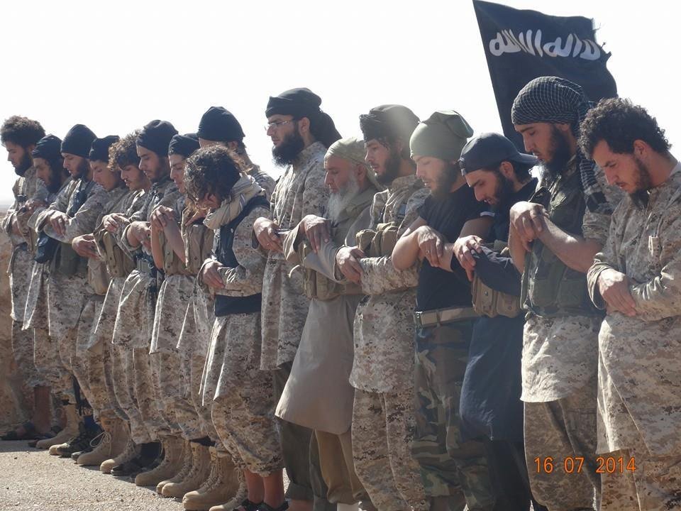 هر دو پیش از آغاز به کشتار نماز میخوانند
هر دو خودشان را حق مطلق و سایرین را کافر میدانند
هر دو بدستور خدا و برای رضای خدا آدم میکشند
هر دو باور دارند بابت کشتن اجر گرفته و به بهشت میروند
هر دو اگه حقوقشون را نگیرن در کشتار شرکت نمیکنن!!
#فوری
#مهسا_امینی
#سالگرد_مهسا
