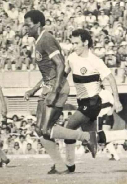 TuneldoTempoNFC's tweet photo. 🦁🐓 #Nilson persegue #EuricoSouza num #RioNal (1973)

📸 Página da Saudade

#Naça #Nacional #NacionalFC #TorneioDaniloAreosa #NFC #ARNC #LeaoxGalo #NacRio #Vivaldao #ClassicoMaisAntigodoNorte https://t.co/63Rdg8FG3N