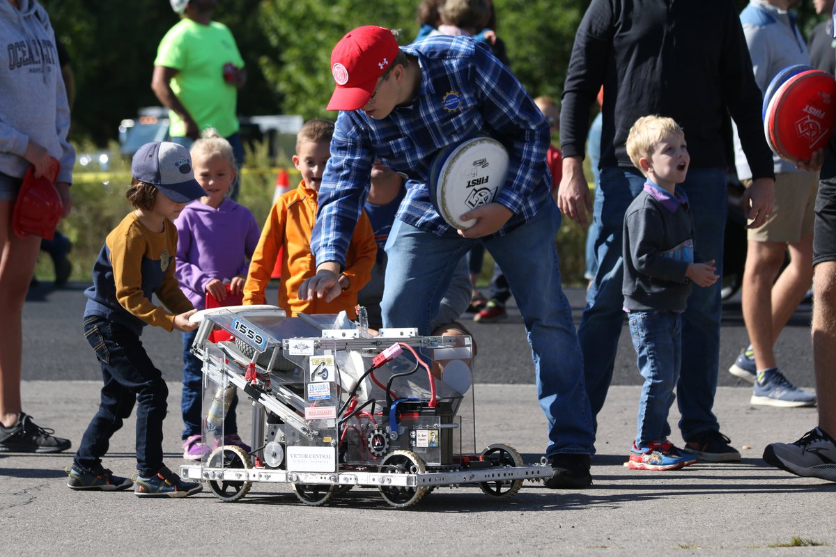 Lots of fun showing FLL, FTC and FRC bots to day at Climb Aboard Victor (lots of big trucks too, but bots were pulling in the crowd also).