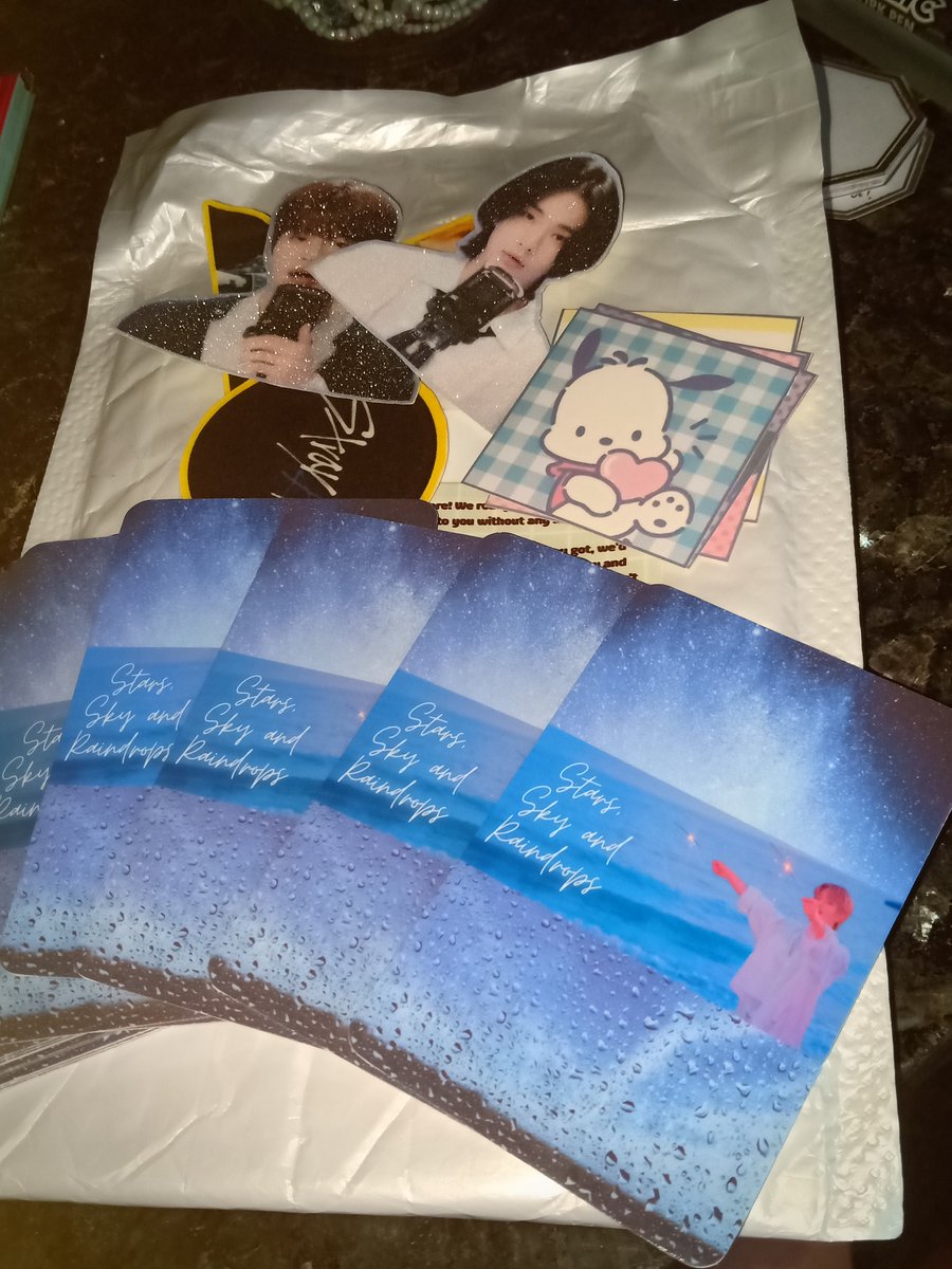 dumpsquish's tweet photo. and..... thank you so much @dream_amstudio for catering my vv rush order😭 at special delivery pa ni ate @tiny_injunnie🫶 (wala tayong pic😭) ganda ng prints so much🥹 next time po ulit, sa next cse or concerts🤍
#Dream_AMStudioMagic https://t.co/16X0WkD7L3