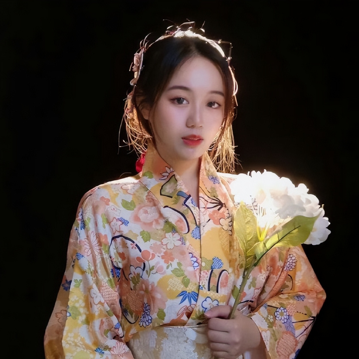 Lslymlwxc's tweet photo. 知乎问答：深圳「前交通局长孙女」炫富事件已调查数月，官方称最新答复不予公开，不满可行政诉讼，如何看待此事?

网友潜何水：其实，以前有个规矩，体制里的领导，退休了就不予追究,退休就算上岸，安全了。所以有些实权部门的老大反而喜欢提前一年到半年内退，该移交的好处早点移交，啥事别找我我先去旅游半年。当然这条线现在已经松动，经常有退休老虎提堂的消息。但很多时候还存在一定影响。
再叠加一条，退休老板们，最安全的去处是哪里啊，当然是润出去了。
记得有一回，温哥华还是哪的领事馆要给咱们在那边的退休干部们发津贴，将近两千多老干部来排队，队伍太长，服务不足，老干部们还厮打了起来，上了新闻，可见一斑。澳洲那边也差不多有一回一华人女生和韩国男友在住所遭遇入室抢劫一死两伤，因为女孩父亲也是润出去的退休老板，找关系把国内传播给掐了。

人退休了还可以说情节严重，提一下堂，润出去就不好办了。深圳前些年遭遇那次重大事故，当年的最高责任人也早已定居去加拿大，阴差阳错，赶上回来参加啥聚会，事故发了，死了一批人。老头在阳台上想，我怎么这么想不开回来参加聚会，我是忘了自己都干过什么吗。
实在想不开,跳了。
鲇鱼的爷爷，我想也是差不多状况吧，估计也够不上红通的级别，真要硬抓，外面应该也不会特意维护我党退休干部，但是不计其数在外定居的老干们都会立刻人心惶惶，那就不好说会牵涉出啥—大堆破事了。