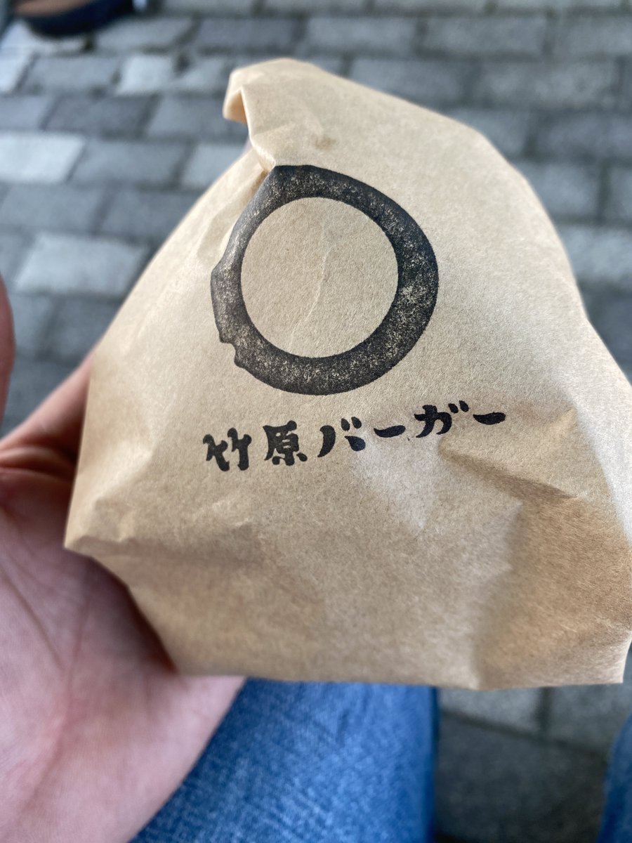 DAEG1972's tweet photo. 食べてみたかった竹原バーガー🍔
筍とコロッケ合うかも
コロッケは美味しい
次は三原神明の里に行ってタコ食べよ
有るかな？
#道の駅たけはら https://t.co/ylBSNM6DGl