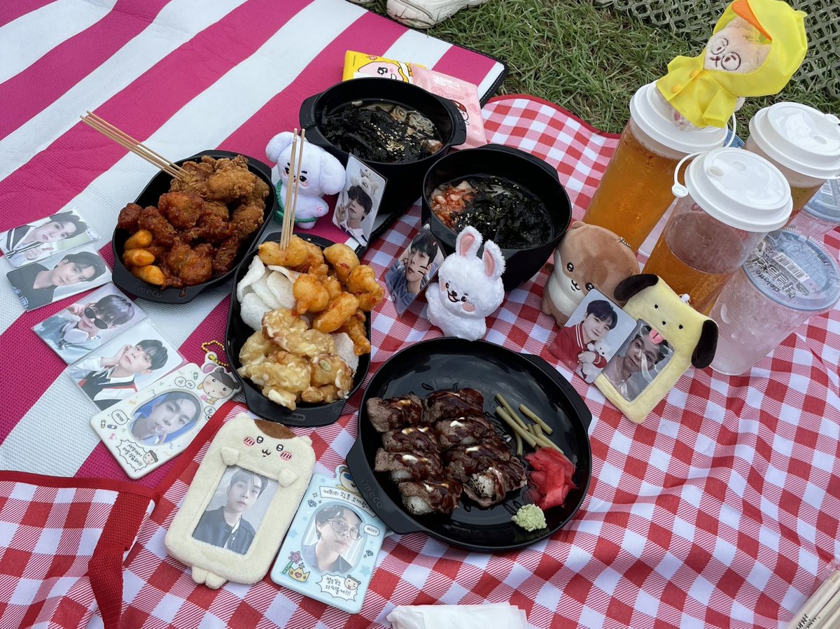 O_REUM01's tweet photo. 오늘도 재미있게 놀쟈

#너에게_내_밥상을_줄게 
#예찬이짱짱맨 
#상엽아_다람쥐는_이거못먹겠지 
#원상아_여기_알라빙빙
#이게_내_마지막_밥이라고 https://t.co/YQBP5meVpa