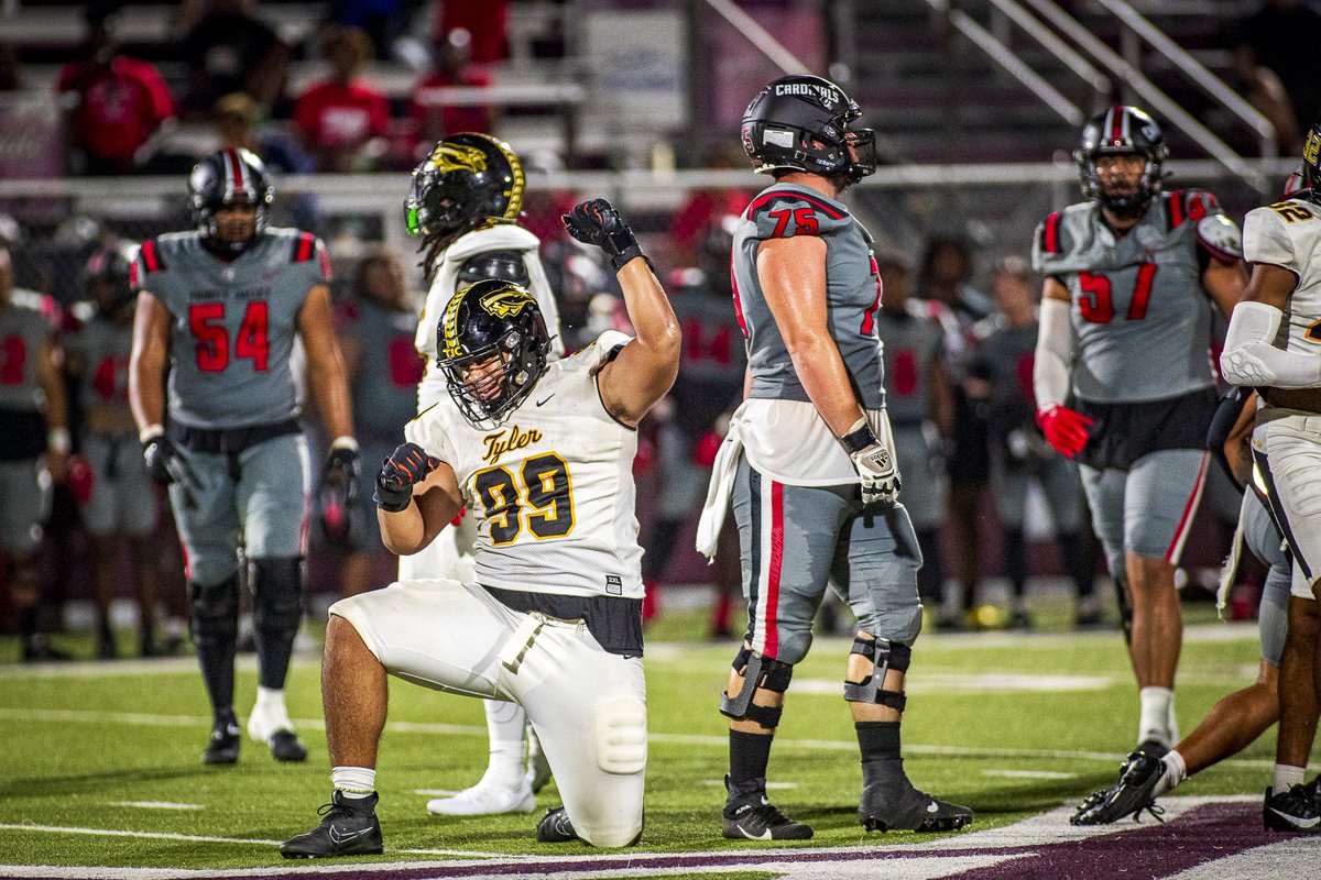 MAlfaroPhoto's tweet photo. UPSET ALERT 🏈🚨‼️TJC’s K Christian Baxter nails a 30-yard FG as time expires!! No. 15 TJC upsets No. 5 Trinity Valley 20-17 in Athens. @etfinalscore @etvarsity @NJCAA @ApacheAthletics @TJCFOOTBALL https://t.co/vbsY5LH2Hk