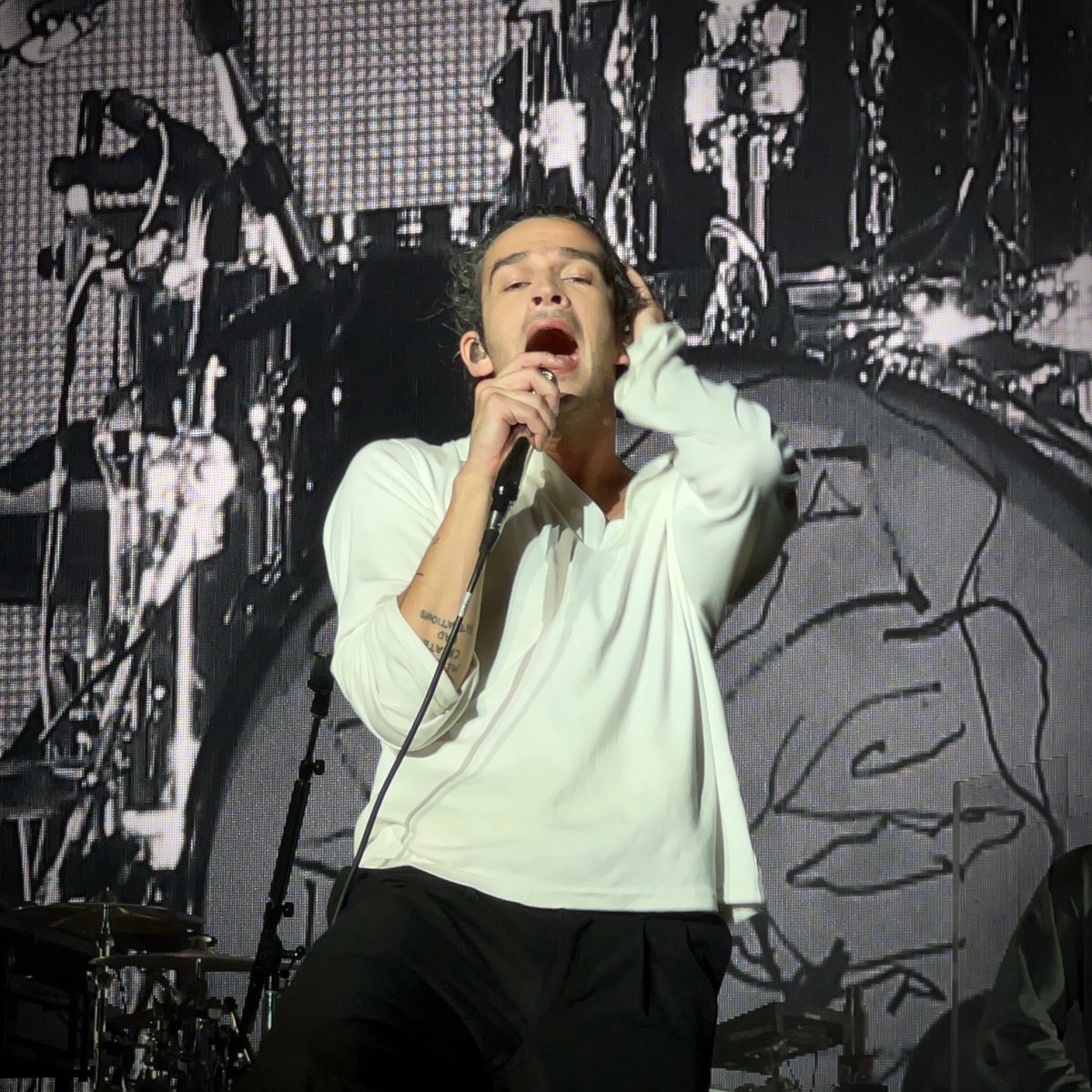 It's not living (if it's not with <a href="/the1975/">The 1975</a>)

📸: @markmorinii + @thatpeachybee